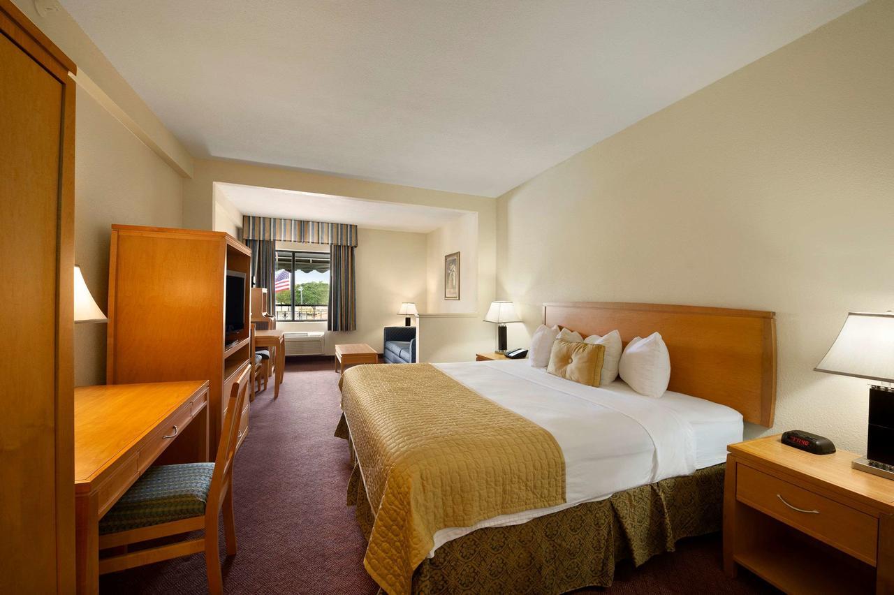 Ramada By Wyndham Kissimmee Downtown Hotel ภายนอก รูปภาพ